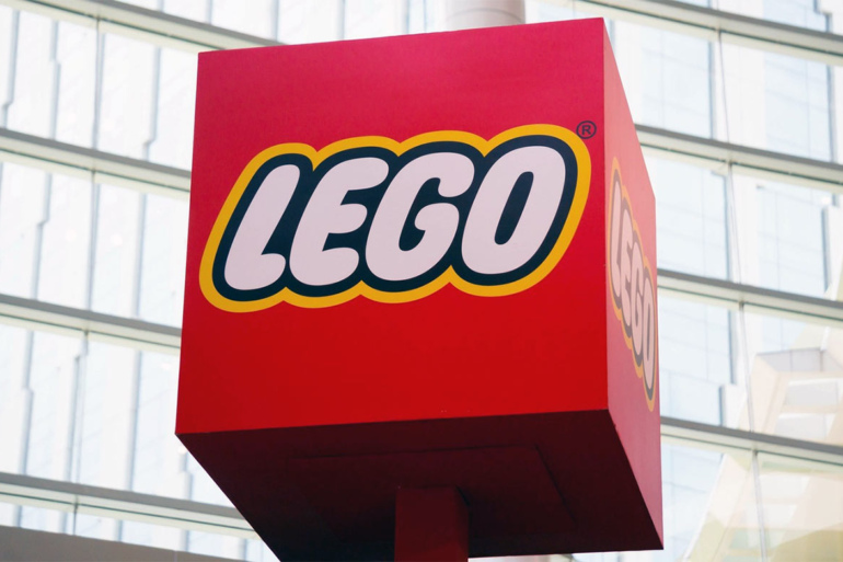 Эволюция логотипа LEGO