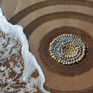 Инсталляции из камней на песке Джона Формана