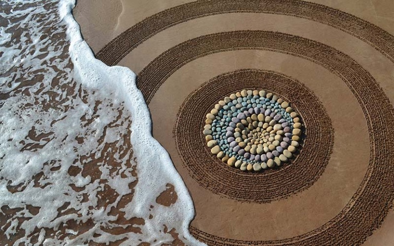 Инсталляции из камней на песке Джона Формана